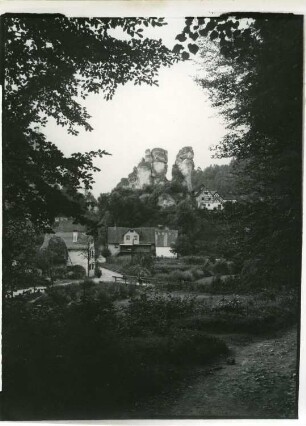 Pottenstein-Tüchersfeld. Ortsteilansicht. Blick gegen Felsengebilde und "Judenhof" (heute Fränkische-Schweiz-Museum)