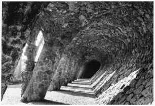 Kolonnaden im Park Güell, Barcelona (Spanien)