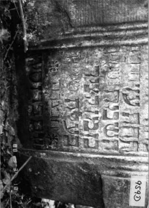 Grabstein 959 (Index: 99902518) Material: Sandstein Maße HxBxT: 120x61x10 cm Besonderheit: kulturhistorisch wertvoll / künstl.-formale Gründe: Grabstein 959D