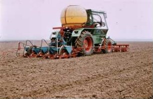 Fotografie: Säverfahren, Zuckerrübe, Einzelkornsaat, Bandspritzung, Feldspritze angebaut, Frontanbau, Systemtraktor