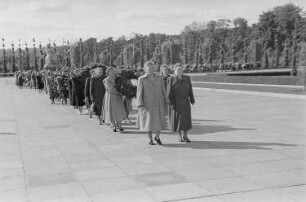 Kranzniederlegung an Ehrenmalen im Treptower Park in Berlin anlässlich des IV. Bundeskongresses des Demokratischen Frauenbundes Deutschlands (DFD) : Elli Schmidt (links) mit weiteren Kongressteilnehmern während einer Kranzniederlegung