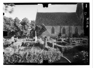 Roggow-Russow (Rerik-Russow). Kirche (Baubeginn A. 14. Jh., Umbau 1901/1904; G. L. Möckel). Ansicht über den Kirchhof von Norden