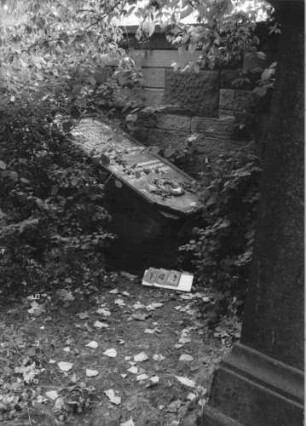 Grabstein 144 [Hahn S. 48f. Grab-Nr. 1430]