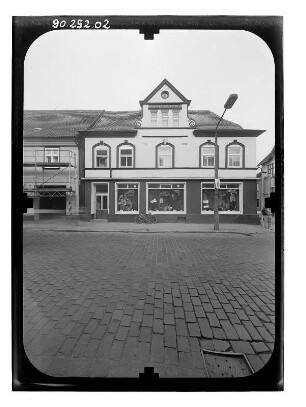 Bützow, Wilhelm-Pieck-Straße (Lange Straße). Wohnhaus mit Laden. Straßenfront