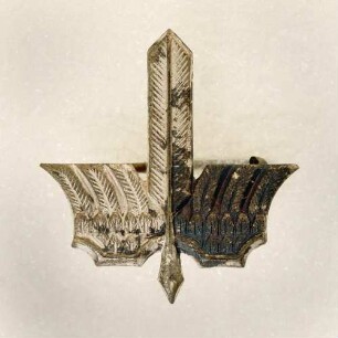 Stenographenabzeichen Geflügelte Feder (mit Broschennadel) : Medaillensammlung Stenografische Sammlung. Stenographenabzeichen Geflügelte Feder (mit Broschennadel). Metall; Maße 20 x 19 mm. Dresden: SLUB R c 0438