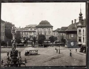 Duchcov, Tschechien. Blick auf das Schloss, Landratsamt und Pestsäule