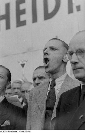 Singende Teilnehmer auf der "Opfer des Faschismus - Friedenskundgebung"