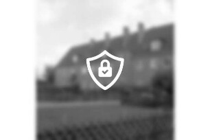 Berliner Ring: Wohnblock der Gemeinnützigen Wohnstättengenossenschaft Bad Oldesloe: vorn Grünanlage mit Jägerzaun: 17. September 1972