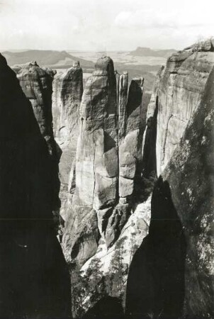 Sächsische Schweiz, Schrammsteine. Schrammtürme, Dreifingerturm und Mittleres Schrammtor. Blick vom Massiv nach Westen
