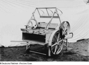 Mobile Strohpresse, eingerichtet für Fremdantrieb über Riementrieb (um 1920; Firma Künzel-Kleinod). Auswurfseite und Antriebsseite mit Riemenscheibe, Zahntrieb und Kurbeltrieb