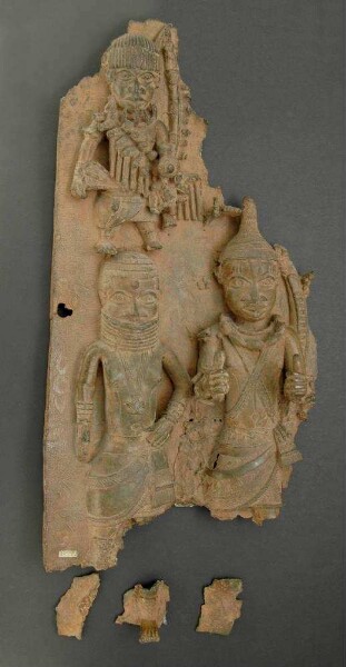 Fragment de plaque en relief avec trois personnages