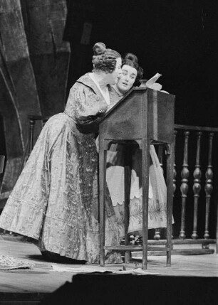 Szenenbilder aus der Operette "Der Zigeunerbaron" von Johann Strauss. Mit H. Jansen als Arsena, K.-H. Kossler als Ottokar, C. Goerlich, W. Krause, M. Ritzmann als Sándor Barinkay (?), R. Inden als Zigeunermädchen Saffi u. a. Metropol-Theater Berlin, 23.12.1957