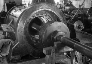 Liegende Gegendruck-Zwillingsdampfmaschine mit Ventilsteuerung und Achsregler (Reparaturzustand). Leistung 2.500 PS (1.839 kW). Zylinder, Kolben und Kolbenstange (gezogen) : Döbeln. Zuckerfabrik. Liegende Gegendruck-Zwillingsdampfmaschine mit Ventilsteuerung und Achsregler (Reparaturzustand). Leistung 2.500 PS (1.839 kW). Zylinder, Kolben und Kolbenstange (gezogen). Hersteller: Richard Raupach , 1934