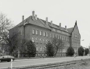 Pirna, Ehemalige Rote Kaserne : Pirna. Ehemalige Rote Kaserne (Wohnhaus). Rottwerndorfer Straße 52 a/b. Wohl 1905/06. Straßenansicht