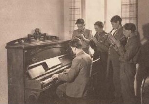 Abbildungen der gemeinnützlichen Hauptstände, Der Stück- und Glockengießer : Musikgruppe. Großraschütz, Klubhaus der Maschinenausleihstation (MAS)