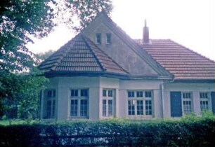 ehemaliges Gut Trenthorst-Wulmenau: Wulmenau 13: giebelständiges Wohnhaus: Straßenfront mit Auslucht: rechts Querbau