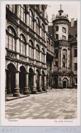 Der große Schlosshof in Dresden nach Nordosten, links der Altan unterhalb des Schlossturmes, hinten der nordöstliche Treppenturm