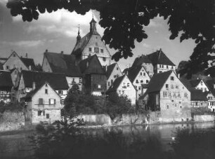Besigheim. Blick über die Enz zum Stadtzentrum mit Rathaus (1459)