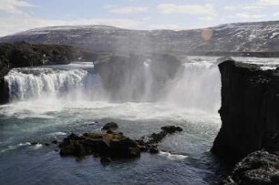 Godafoss-Wasserfall bei Akureyri : Der Godafoss-Wasserfall ("Götter"-Wasserfall) ist hundert Meter breit und fällt 11 Meter tief herab. Aufgenommen am 20. Mai 2012 in der Nähe von Akureyri