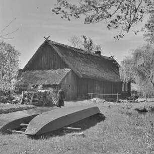 Strohgedecktes Blockhaus in Leipe mit Anlegerstelle. : Ze słomu kryta kładźita chěža w Lipjem z přistawnišćom.