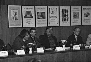 3. Stormarner Kulturforum: Podiumsdiskussion im Kreistagssitzungssaal am 22. Mai 1996: Podium, dahinter Plakate von Kunstausstellungen im Kreis Stormarn: Podium