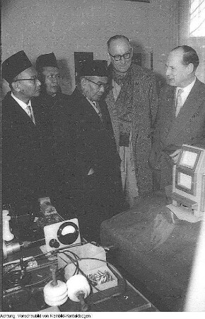 Ausländische Besucher: Indonesische Besucher zu Gast im Institut von Manfred von Ardenne, aufgenommen zwischen September 1957 - April 1958
