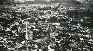 Zittau. Stadtkern gegen nordöstliche und östliche Vorstädte. Luftbild-Schrägaufnahme von Südwest