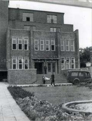 Betriebs-Poliklinik des VEB Elektro-Apparate-Werk "J.W.Stalin" in Treptow