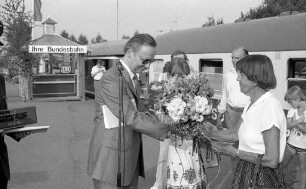 Ehrung für die 150 000. Autoreisezug-Kundin auf dem Verladebahnhof Durlach