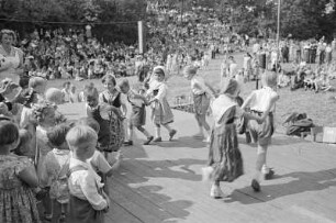 Schul- und Heimatfest in Ostro. Kulturprogramm der Kindergartenkinder : Šulski a wjesny swjedźeń we Wotrowje. Kulturny program : Ostro / Wotrow