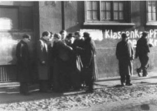 Hamburg-St. Pauli. Schwarzmarkt in der Talstraße. Has wird gehandelt und gefeilscht. Aufgenommen 1946