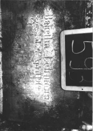 Grabstein 593 (Index: 99895354) Material: Sandstein Zustand: gut, Sockel verwittert Maße HxBxT: 169x50x22 cm Beschreibung: Stele mit Konvexbogenabschluss, Mittelakroter; Sockel Symbolik: geknickte Rose, Girlande mit Bändern: Grabstein 593 (2)