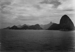 Zuckerhut : Felsinseln vor Rio de Janeiro. Ganz rechts der Zuckerhut.