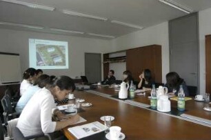 Präsentation einer japanischen Handschrift für japanische Studentinnen. Einführungsvortrag von Michael Golsch im Sitzungszimmer der Generaldirektion
