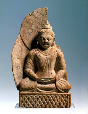 Sitzender Buddha auf niederen Thron