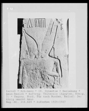 Der König umarmt Amun