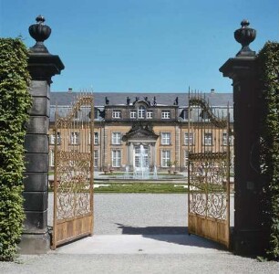 Hannover. Herrenhäuser Gärten. Blick durch den Eingang auf das Galeriegebäude im Großen Garten
