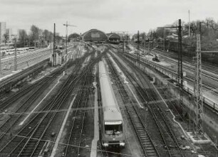 Hauptbahnhof : Hauptbahnhof (1893-1898; E. Giese, P. Weidner). Bahnsteighallen und Gleisanlagen
