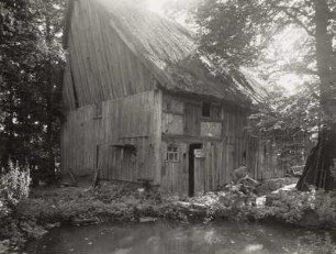 Polenz, Bauernhof : Polenz. Bauernhof, Stallgebäude am Weiher. Hofansicht mit Bauern beim Dengeln einer Sense