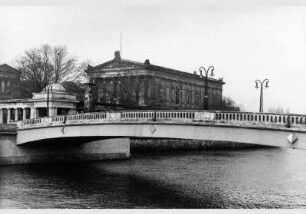 Blick von Osten über die Friedrichsbrücke zur Nationalgalerie