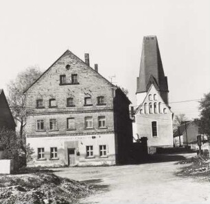 Pfarrkirche : Ortsteilansicht mit Wohnhaus des Gutshofes (Nr. D 35) und Pfarrkirche
