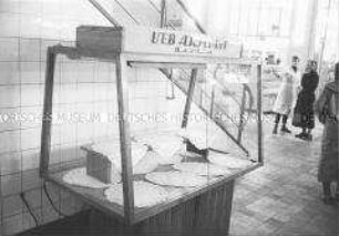 Leere Vitrine in einem Lebensmittelgeschäft