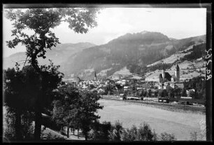 Österreich, Kitzbühel. Ortsansicht mit Alpen