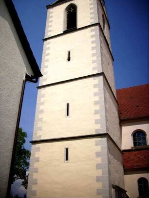 Kirchturm von Süden (Neubau 1474 auf Romanischem Vorgänger) mit Schießscharten in den Mittelgeschossen (im oberen Geschoß Schlüsselloch-Scharte)