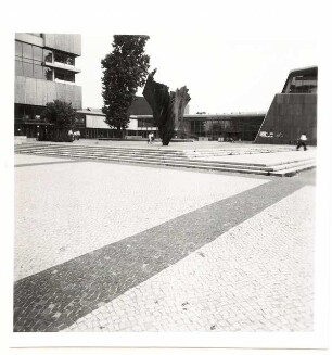 Technische Universität Berlin Architekturgebäude, Außenanlagen: Architekturgebäude und Vorplatz mit Ernst-Reuter-Denkmal