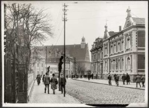 Schkeuditz. Bahnhofstraße mit Blick auf das Rathaus