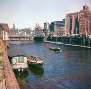 Hamburg. Zollkanal : Hamburg. Speicherstadt. Zollkanal an der Einmündung zum Binnenhafen. Im Hintergrund die Brooksbrücke (ca. 1890)