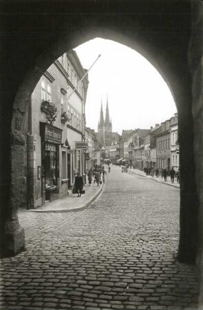 Saalfeld, Obere Straße : Saalfeld. Obere Straße. Blick vom Oberen Tor gegen die Johanniskirche
