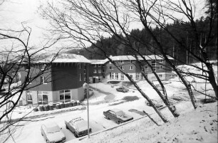 Freiburg: Neubau Jugendherberge im Schnee, nahe