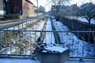 Mühlgraben oder Bachlauf (?) in der Dorfmitte